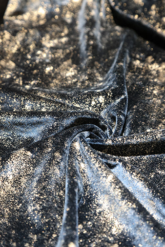 بیڈنگ صوفوں کے پردوں کے لیے گھریلو ٹیکسٹائل کے لیے بیر بلسم پیٹرن کے ساتھ لگژری 100% پالئیےسٹر فلالین گلڈنگ فیبرک ماحول دوست